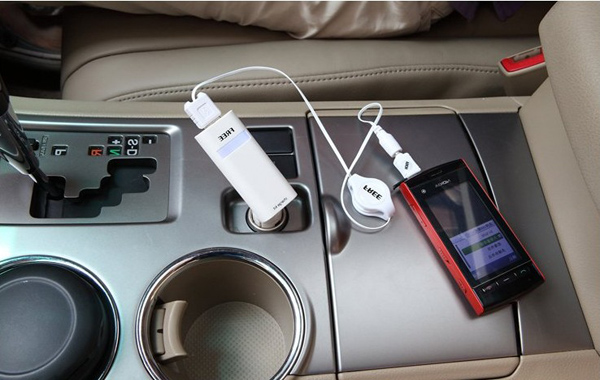 Universal-Car-Charger-Adapter-with-Retractable-Dual-USB-Port-84405