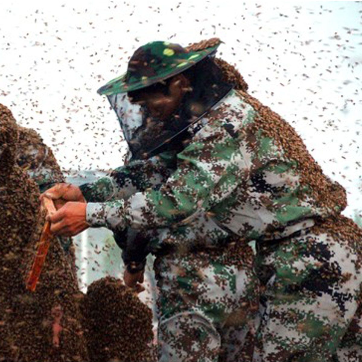 BeeKeeping-Suit-BeeKeeper-Protective-Equipment-Veil-Hat-Smock-Full-Body-Camo-1351837
