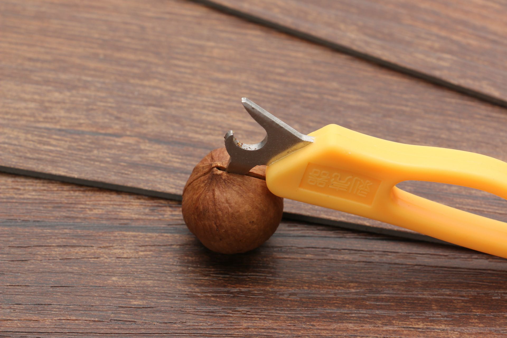 2Pcs-Quick-Nutcracker-Walnut-Pliers-Sheller-Home-WalNutcracker-Nut-Opener-1165950